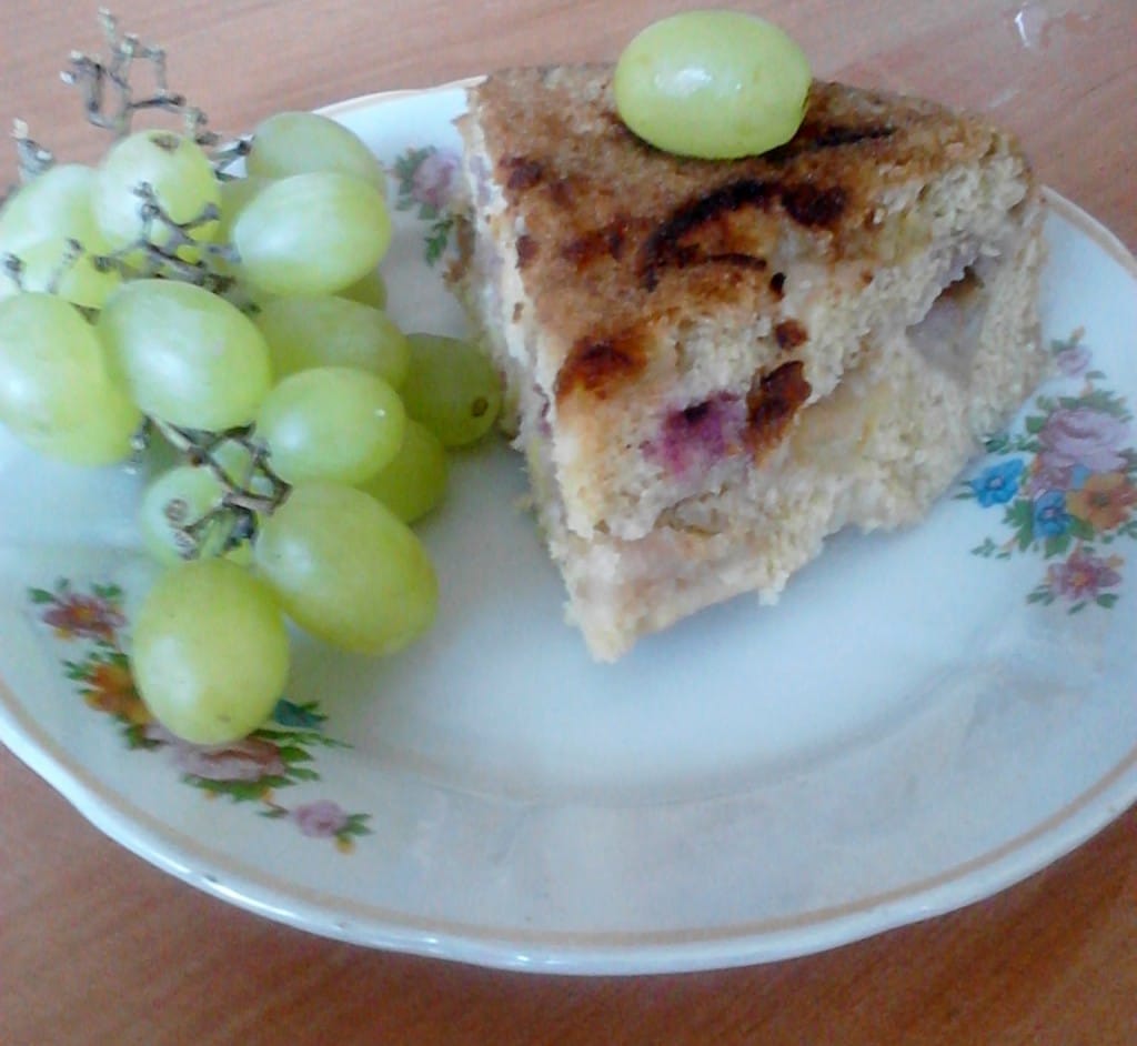 Яблочный пирог с корицей и виноградом